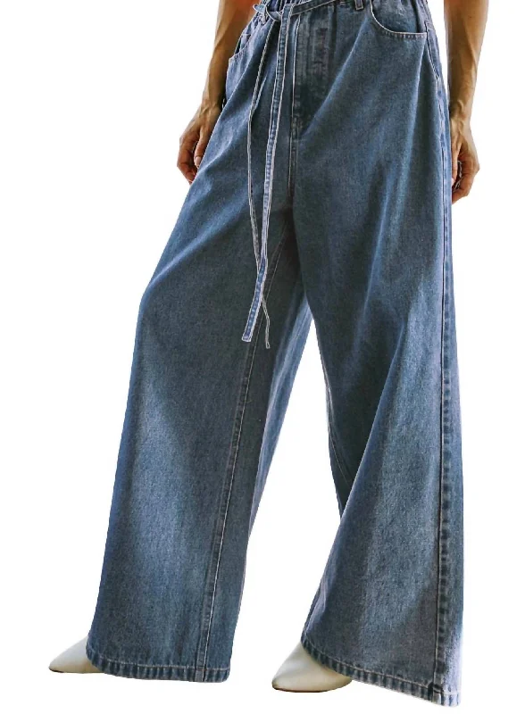 Women's Casual Attire Relaxed Denim Jeans In Medium Indigo