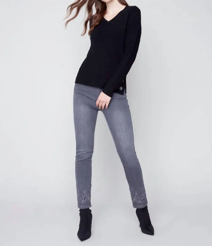 Women's Relaxed Outfit V-Neck Sweater In Black